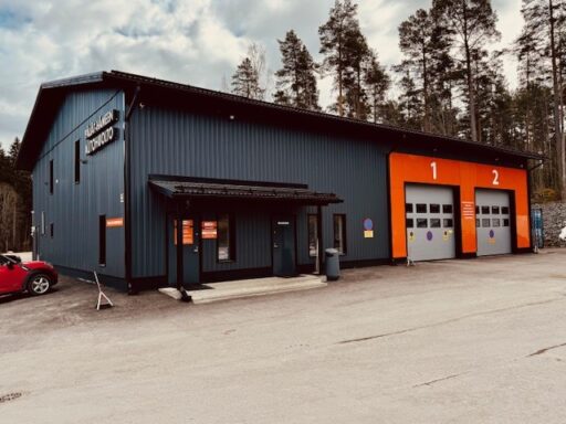 Päijät-Hämeen Autohuollon julkisivu Vääksyssä